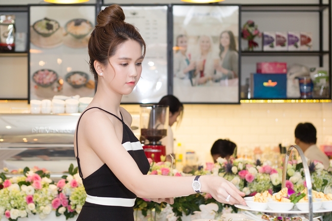 Ngọc Trinh, Hoa hậu Siêu quốc gia 2017 diện đầm tôn dáng